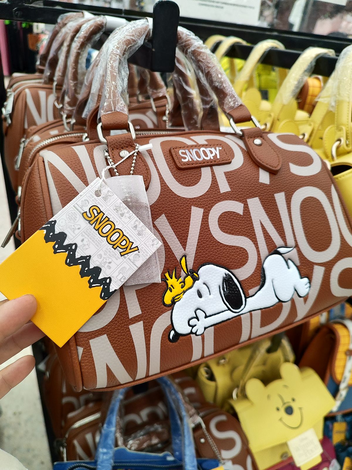 Bolsa tipo bowling Snoopy en tonos cafés