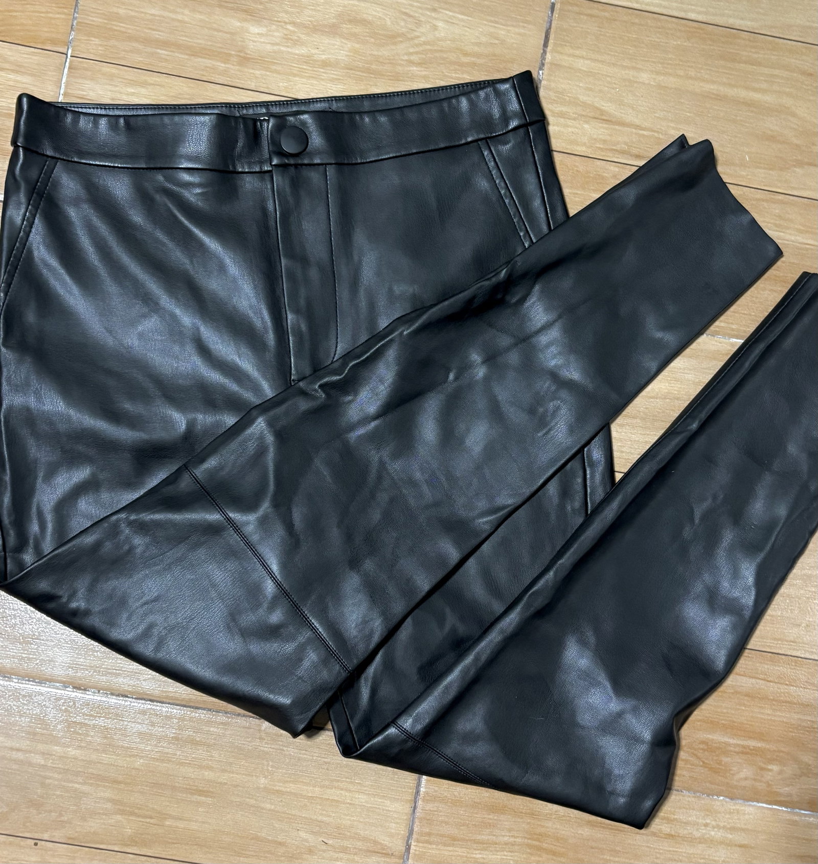 Pantalón de vinipiel Zara Talla 28 (M) - Como Nuevo