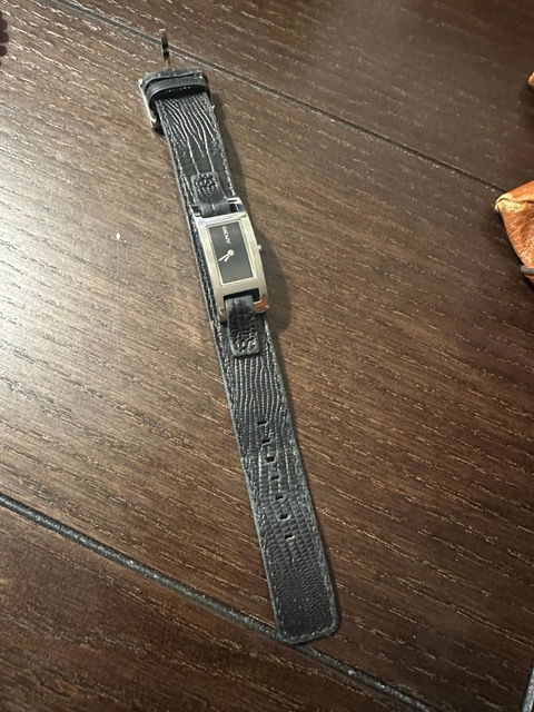 Reloj DKNY original de mujer con correa de piel en buen estado