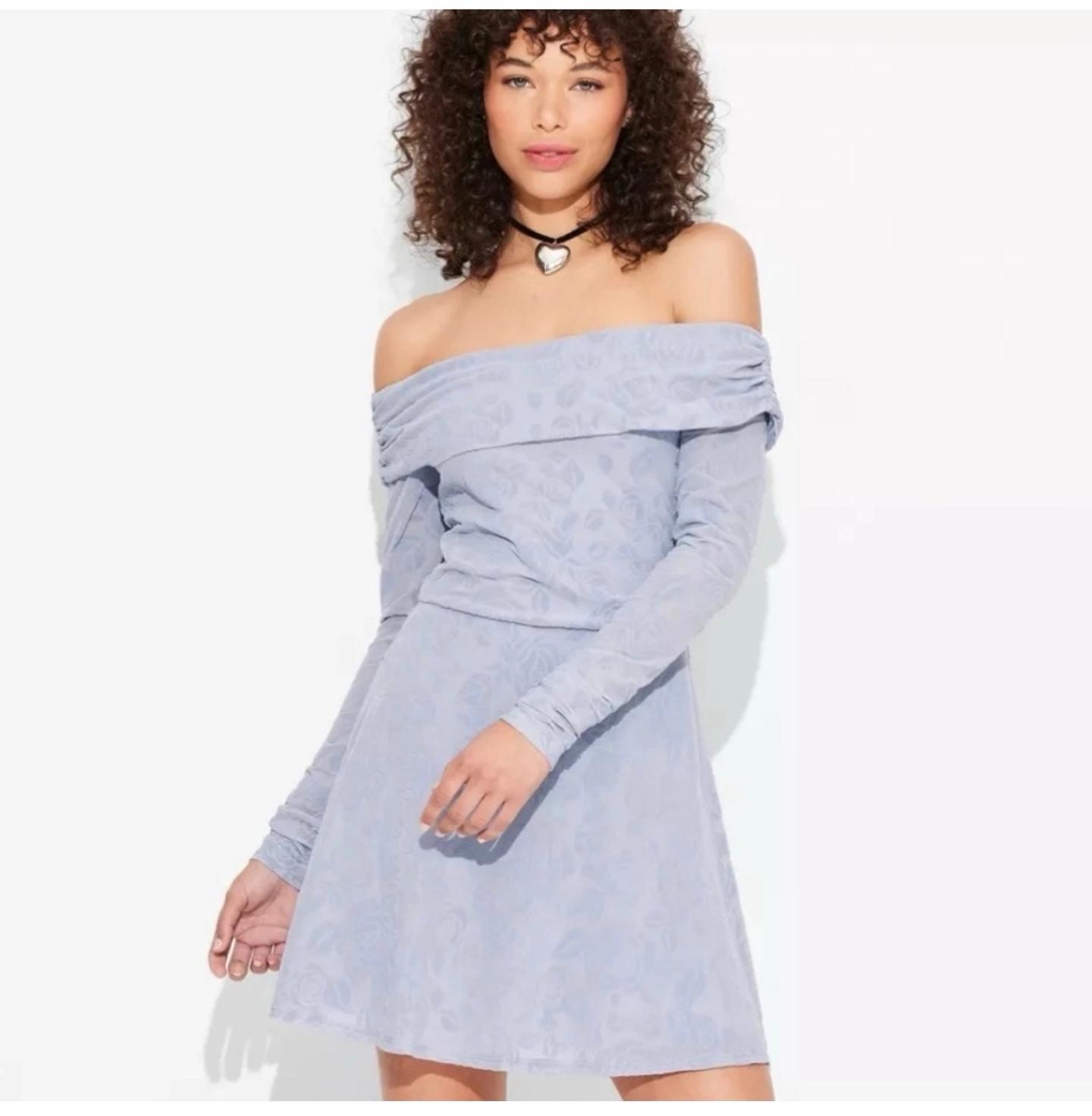 Vestido corto azul pálido con escote ajustable y manga larga