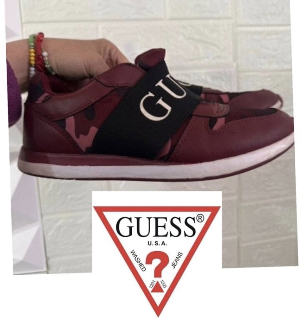 Tenis Guess tipo slip-on color vino/blanco en buen estado