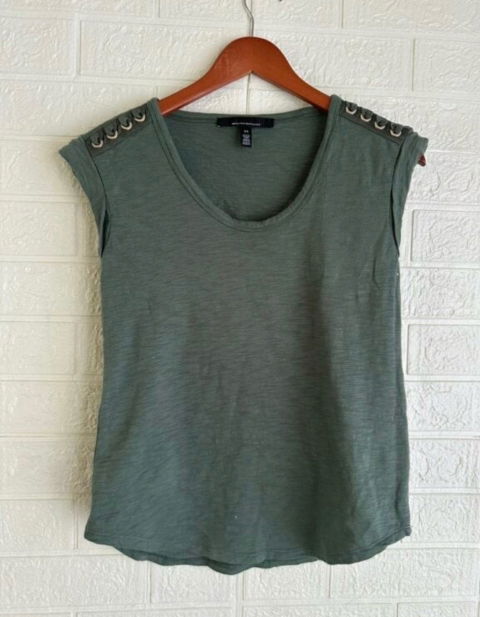 Camiseta White House Black Market Verde Oliva con Detalle de Agujetas