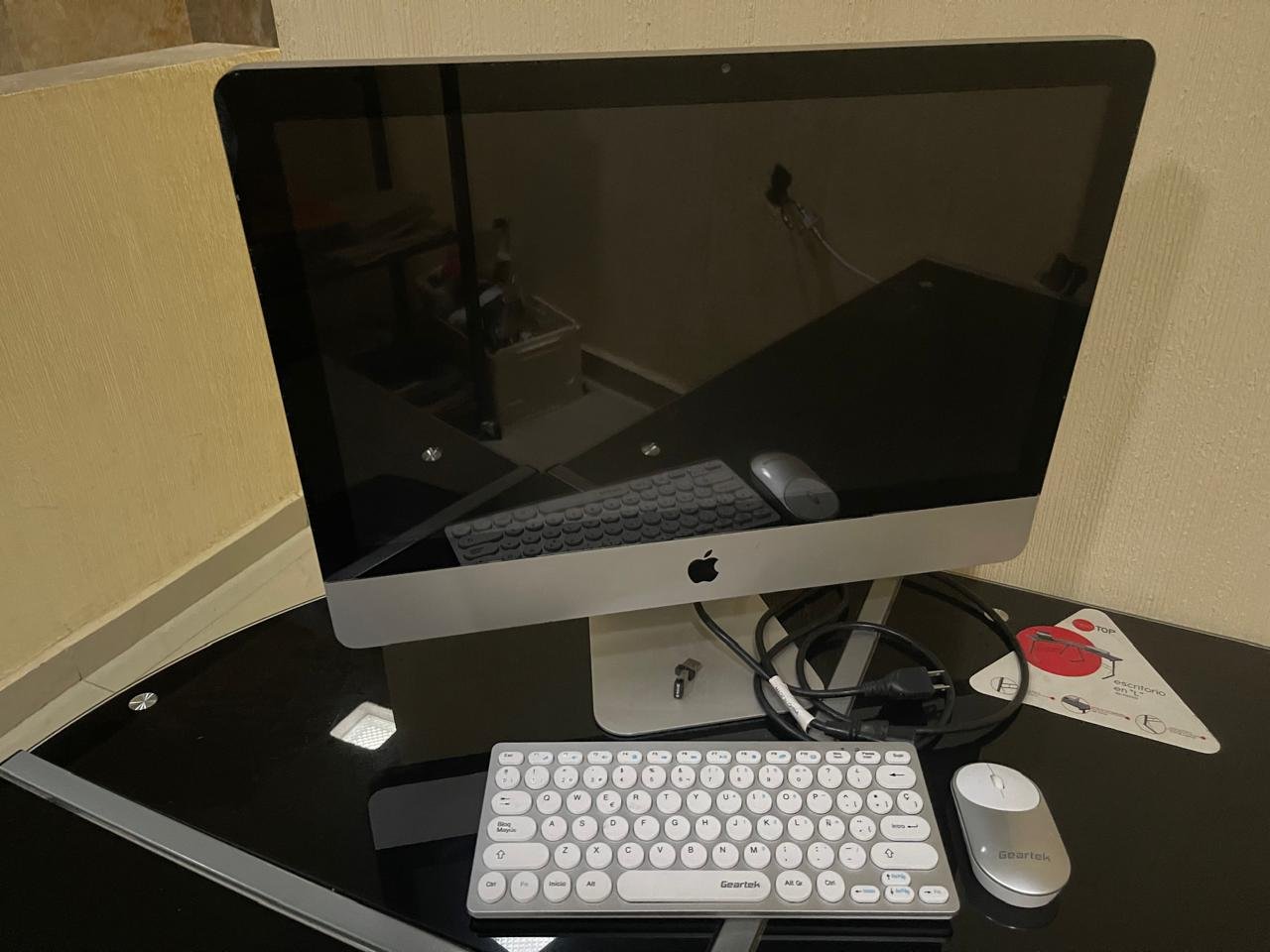 iMac Apple 21.5” en Buen Estado con Teclado y Mouse Geartek