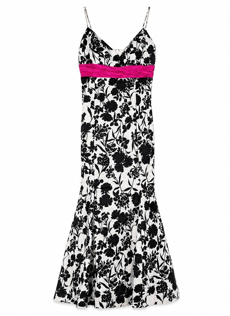 Vestido formal blanco con flores negras y cintilla fucsia