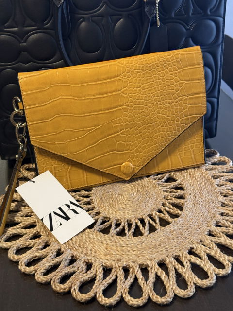 Clutch Amarillo Zara en Excelente Estado