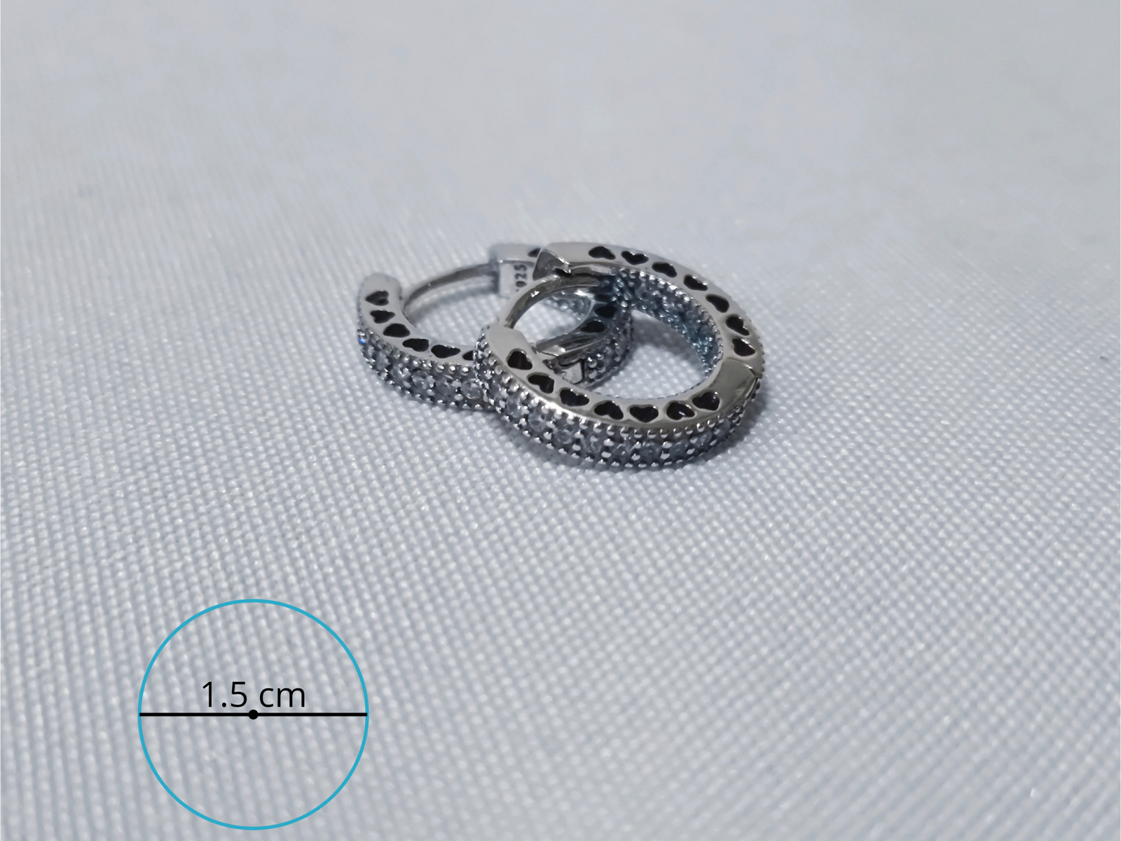 Arracadas Pavé Corazones - Aleación de Metales con Terminado de Plata
