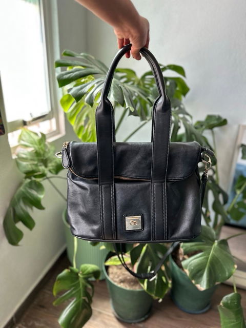 Bolso de piel negro con asas y correa ajustable
