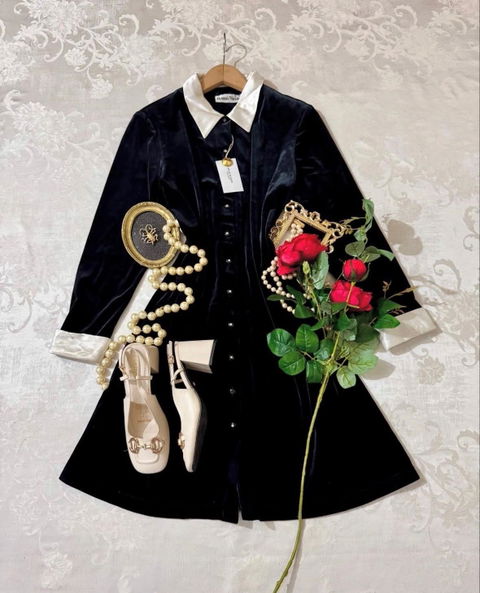 Vestido negro de terciopelo con detalles en blanco