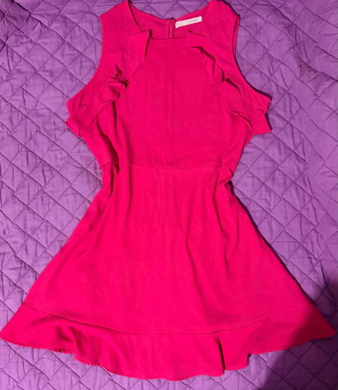 Vestido rosa con volantes y tirantes