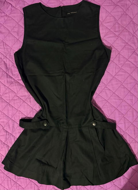 Vestido negro sin mangas con botones