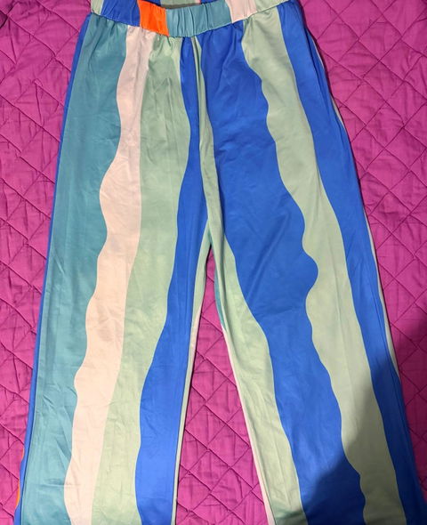 Pantalones anchos de colores vibrantes