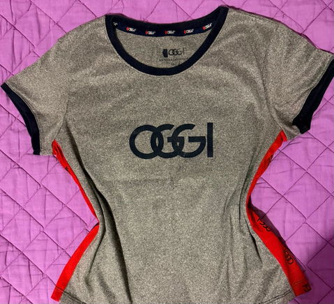 Playera OGGI con detalles en rojo y negro