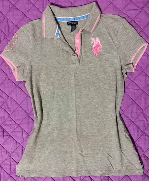 Playera Polo Gris con Detalles en Rosa