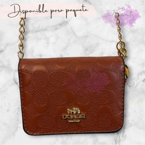 Mini bolsa tipo Coach de vinipiel con llaveros