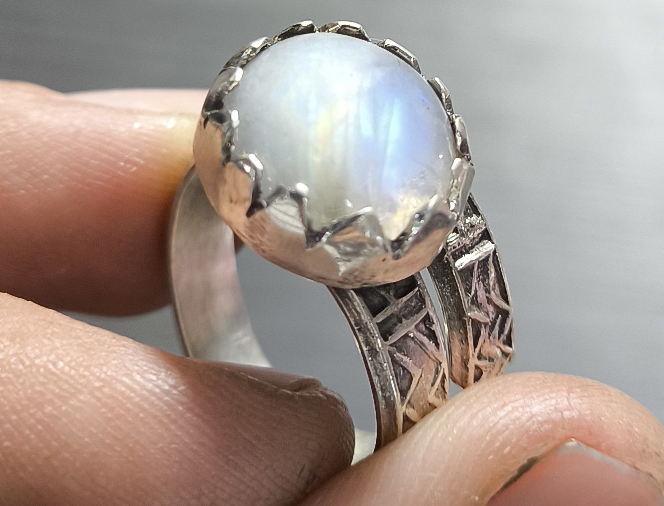 Anillo artesanal de plata ley.925 con piedra luna natural ajustable