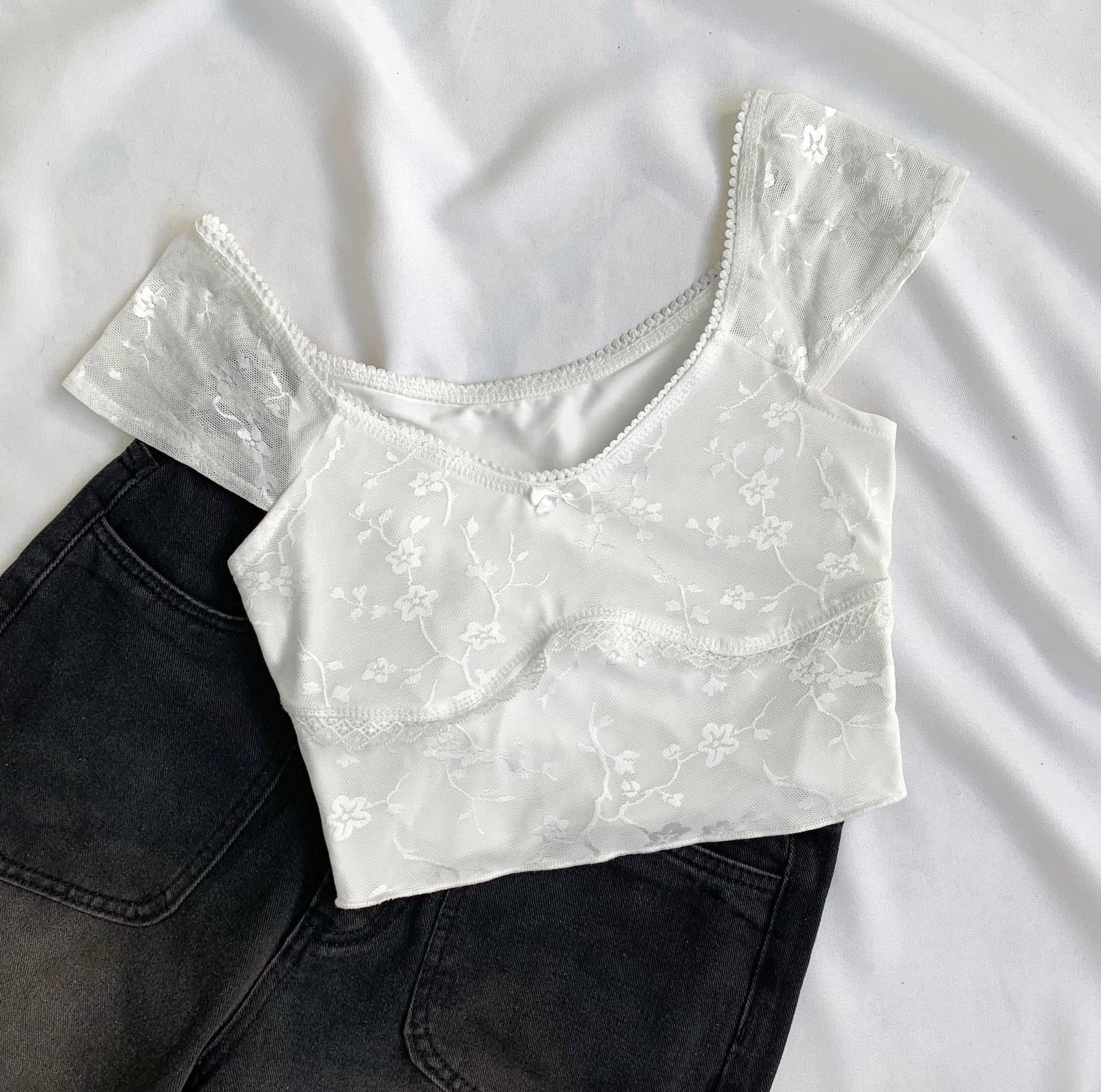 Crop Top Blanco de Mesh con Detalles Florales