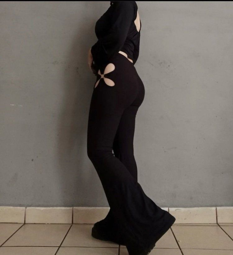 Pantalón negro con detalles en la cadera