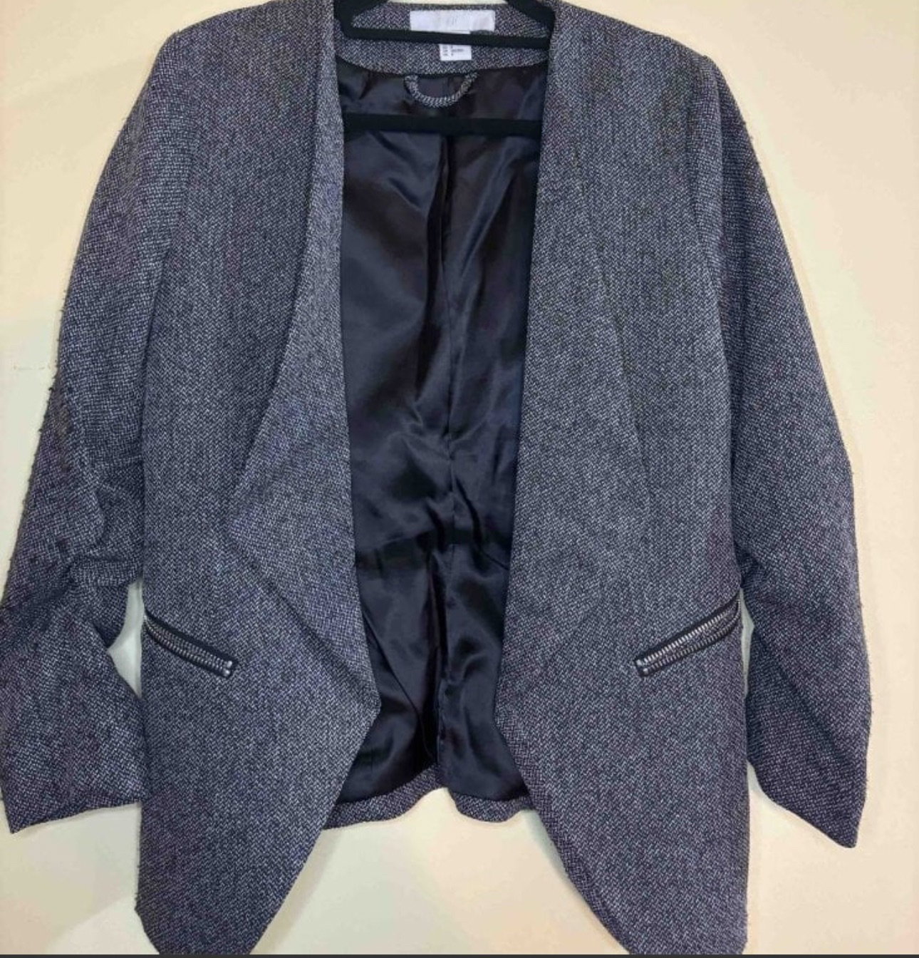 Blazer gris oscuro con forro en buen estado