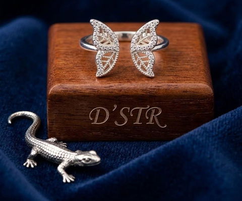 Anillo ajustable con diseño de mariposa de plata .925, talla 8.