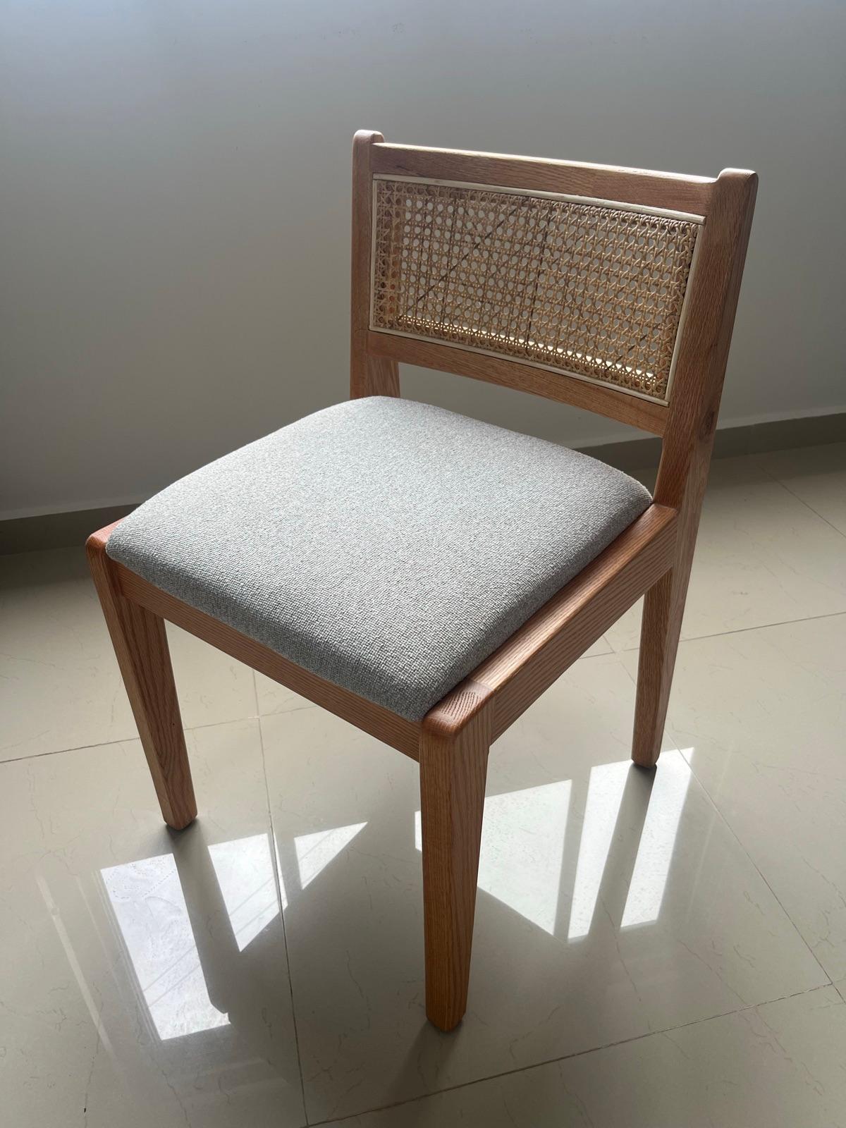 Sillas de madera con respaldo de mimbre y asiento acolchonado