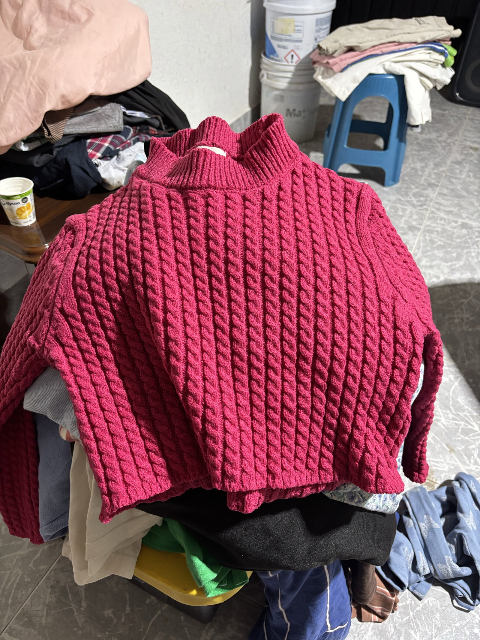 Sudadera Rosa de Cuello Alto con Textura Trenzada