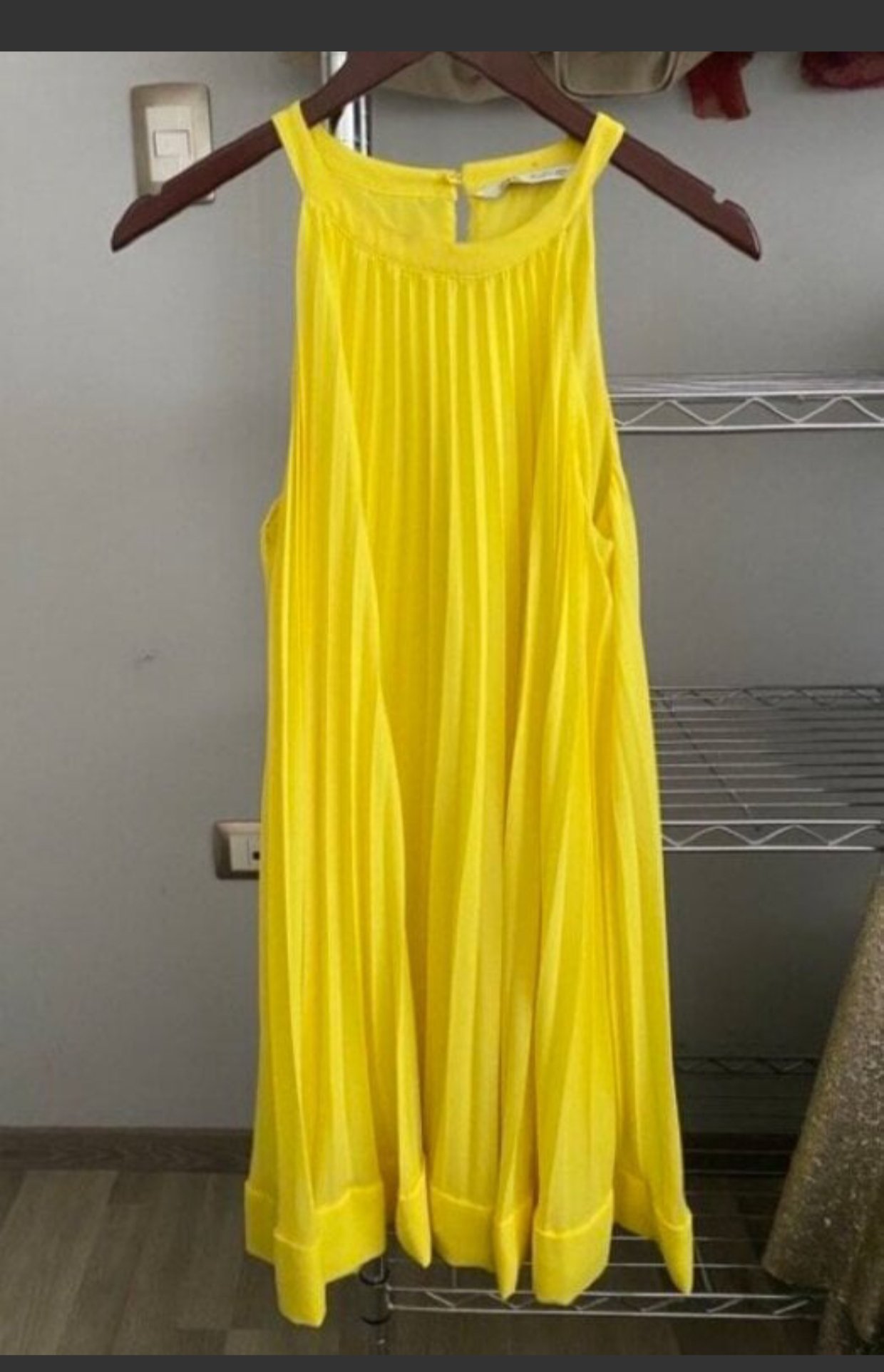Vestido amarillo Zara plisado 