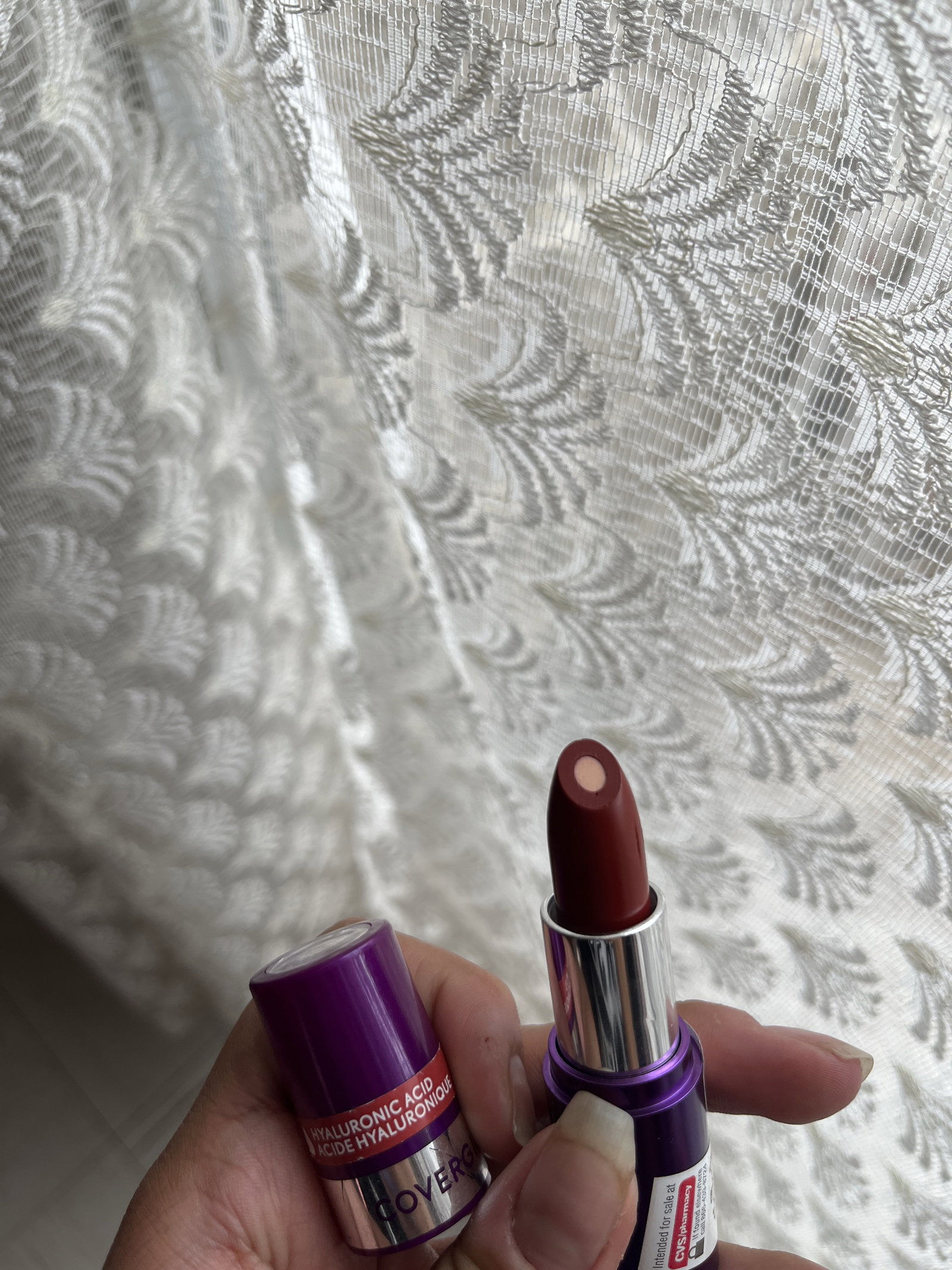 Labial en Barra CoverGirl con Ácido Hialurónico Tono 330 Brave Burgundy Nuevo