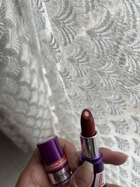 Labial en Barra CoverGirl con Ácido Hialurónico Tono 330 Brave Burgundy Nuevo