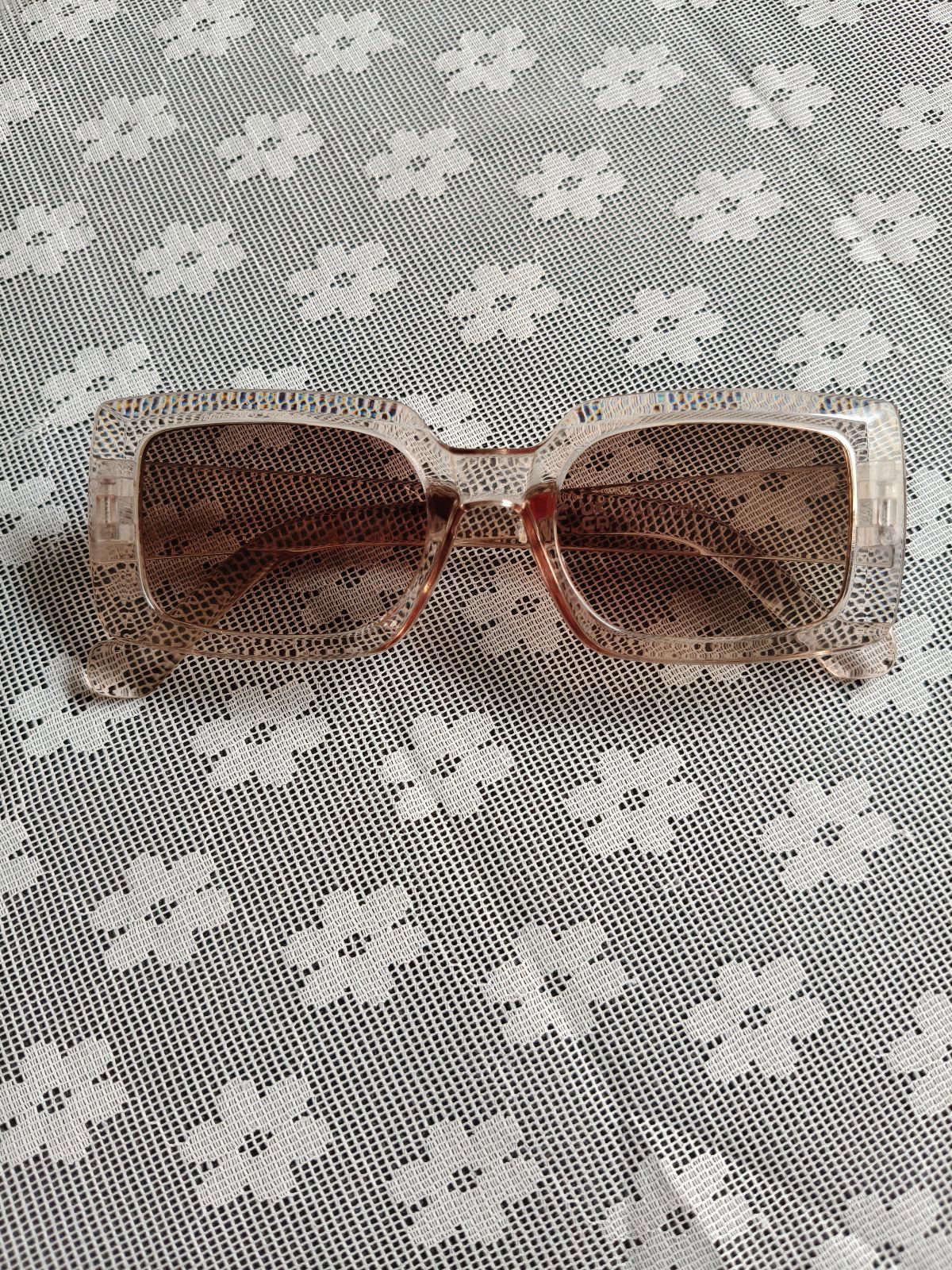 Gafas de sol, transparentes en color café claro.
