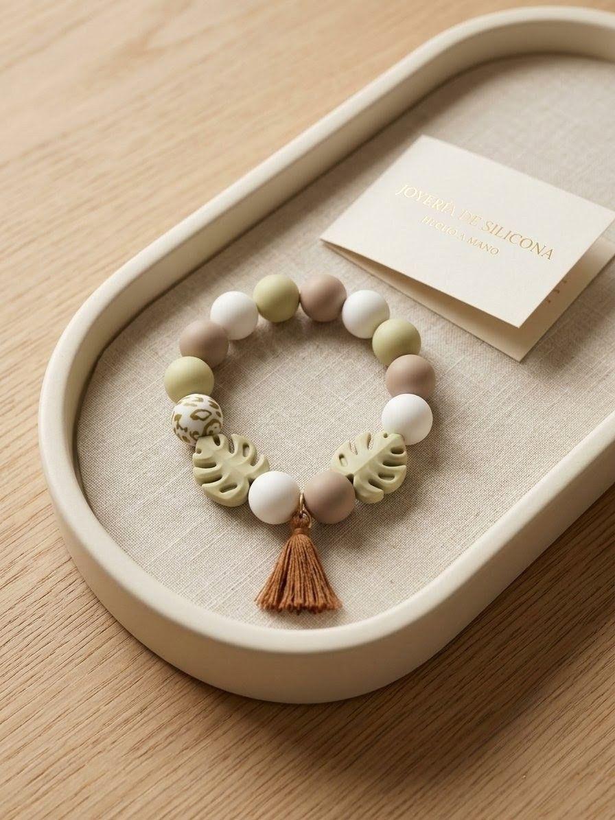 Pulsera de silicona con hojas monstera y borlas