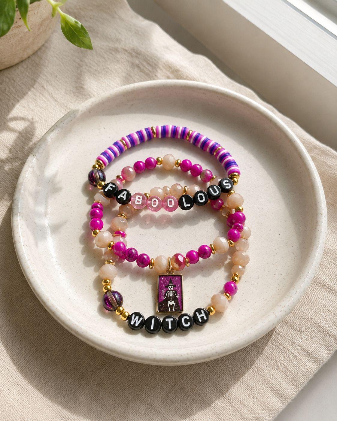Pulseras de cuentas coloridas con temática de 'Halloween'