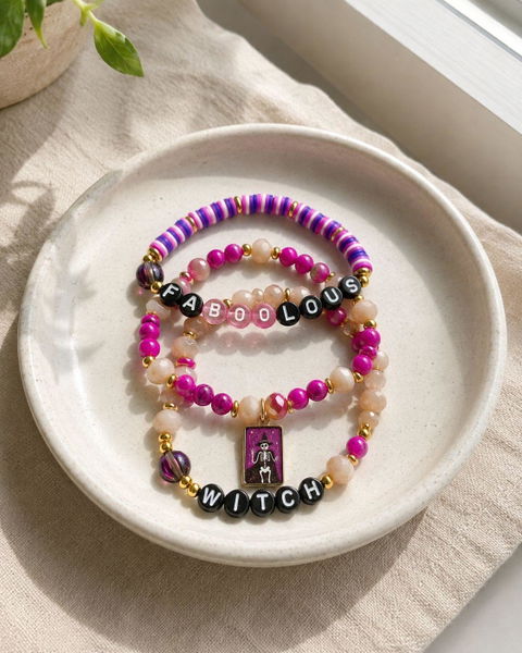 Pulseras de cuentas coloridas con temática de 'Halloween'