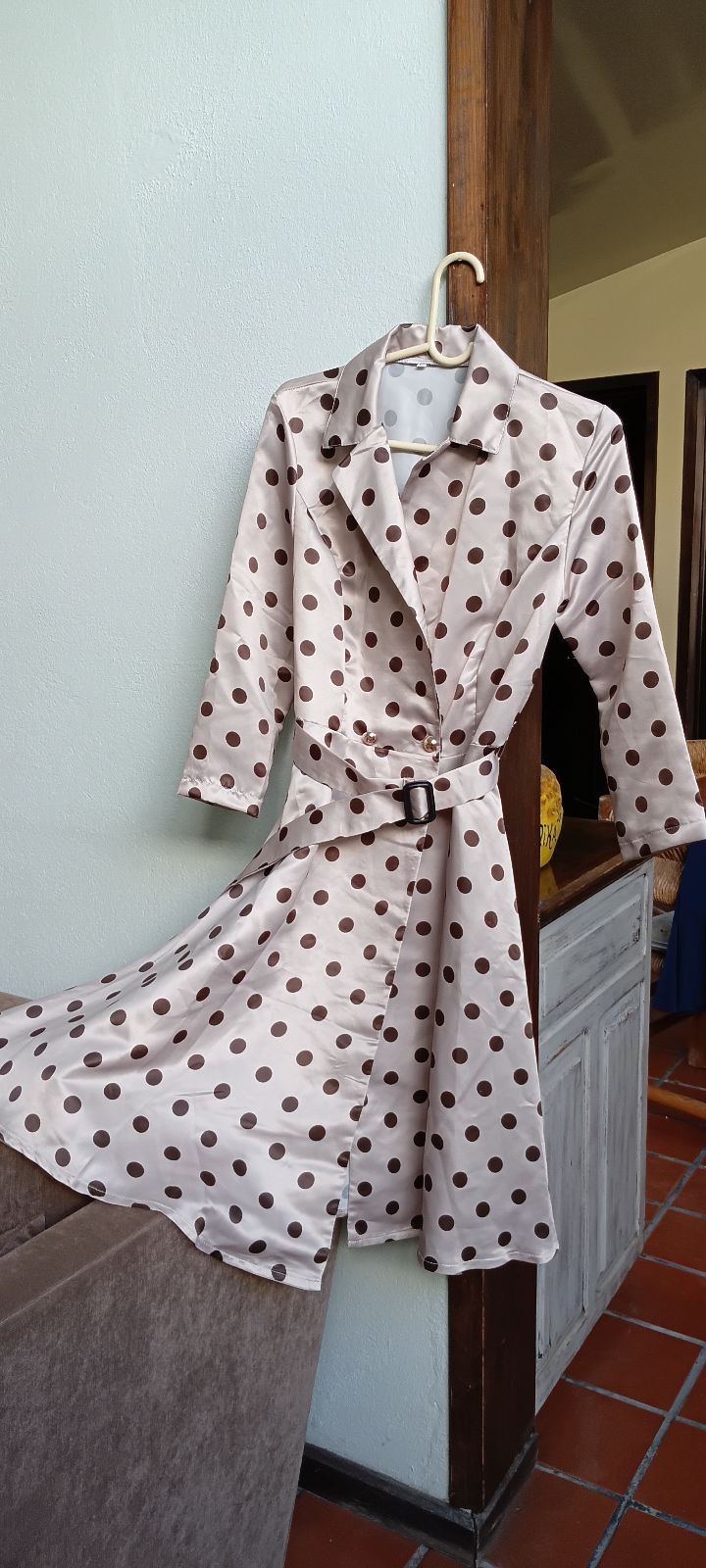 Elegante saco vestido satinado de lunares 