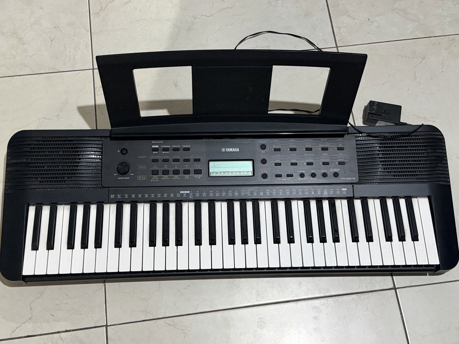 Teclado Eléctrico Yamaha PSR-E273 con 61 Teclas