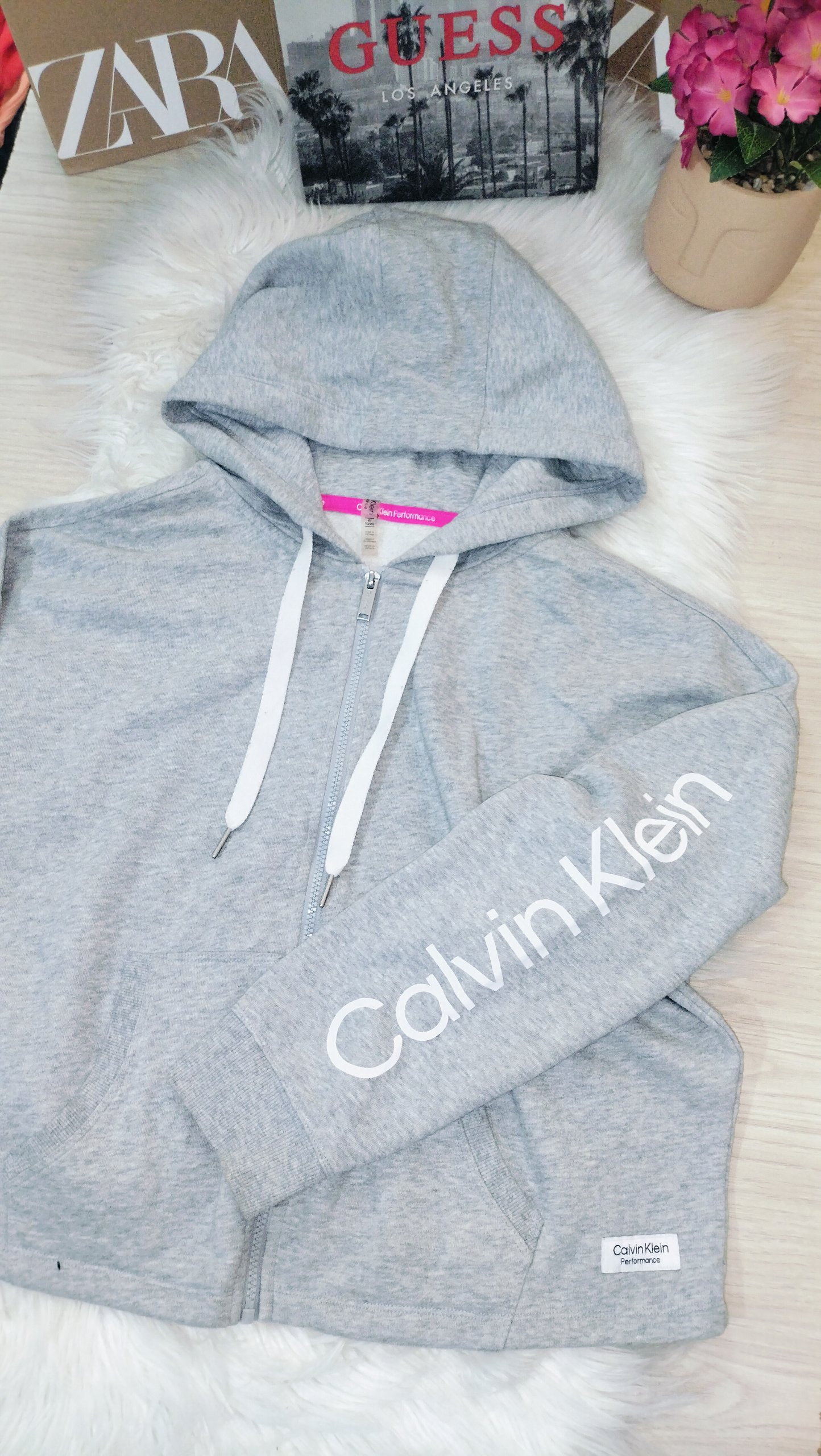 Hoodie Crop Calvin Klein en Buen Estado