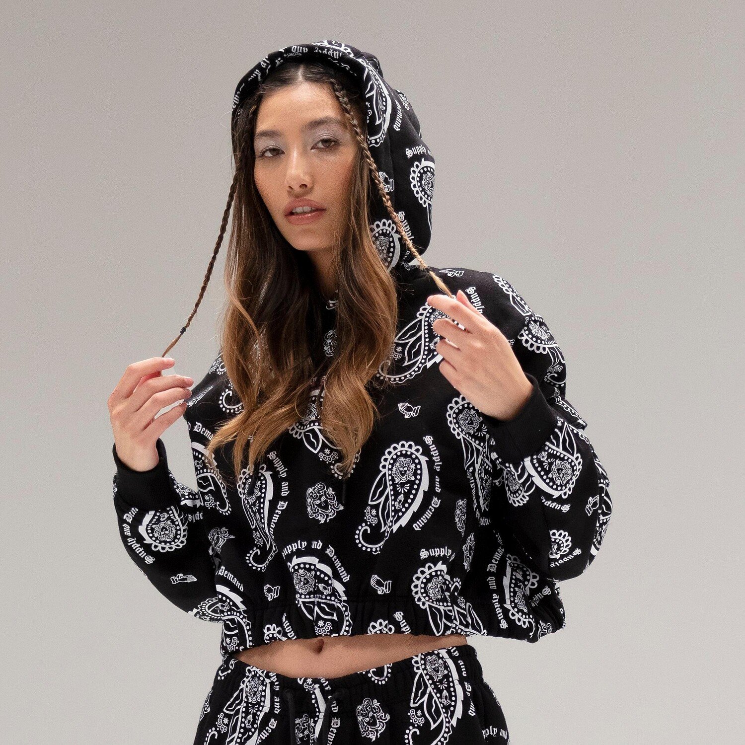 Sudadera Crop Supply & Demand con Bolsillos en Mangas