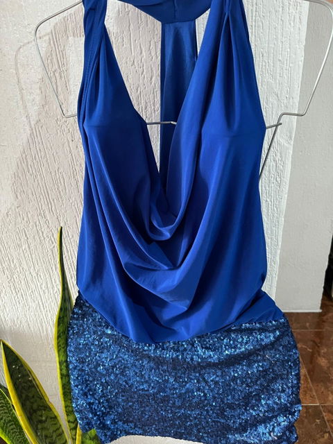 Vestido azul estilo dosmilero con espalda descubierta