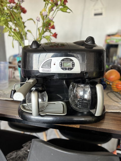 Cafetera DeLonghi con dos jarra y sistema de sabor