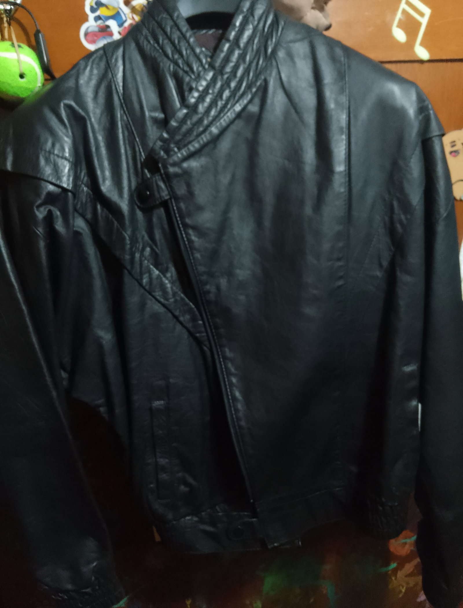 Chamarra de Piel Negra Talla Grande en Buen Estado