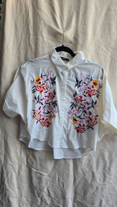 Camisa oversize blanca con bordado de flores Shein talla M