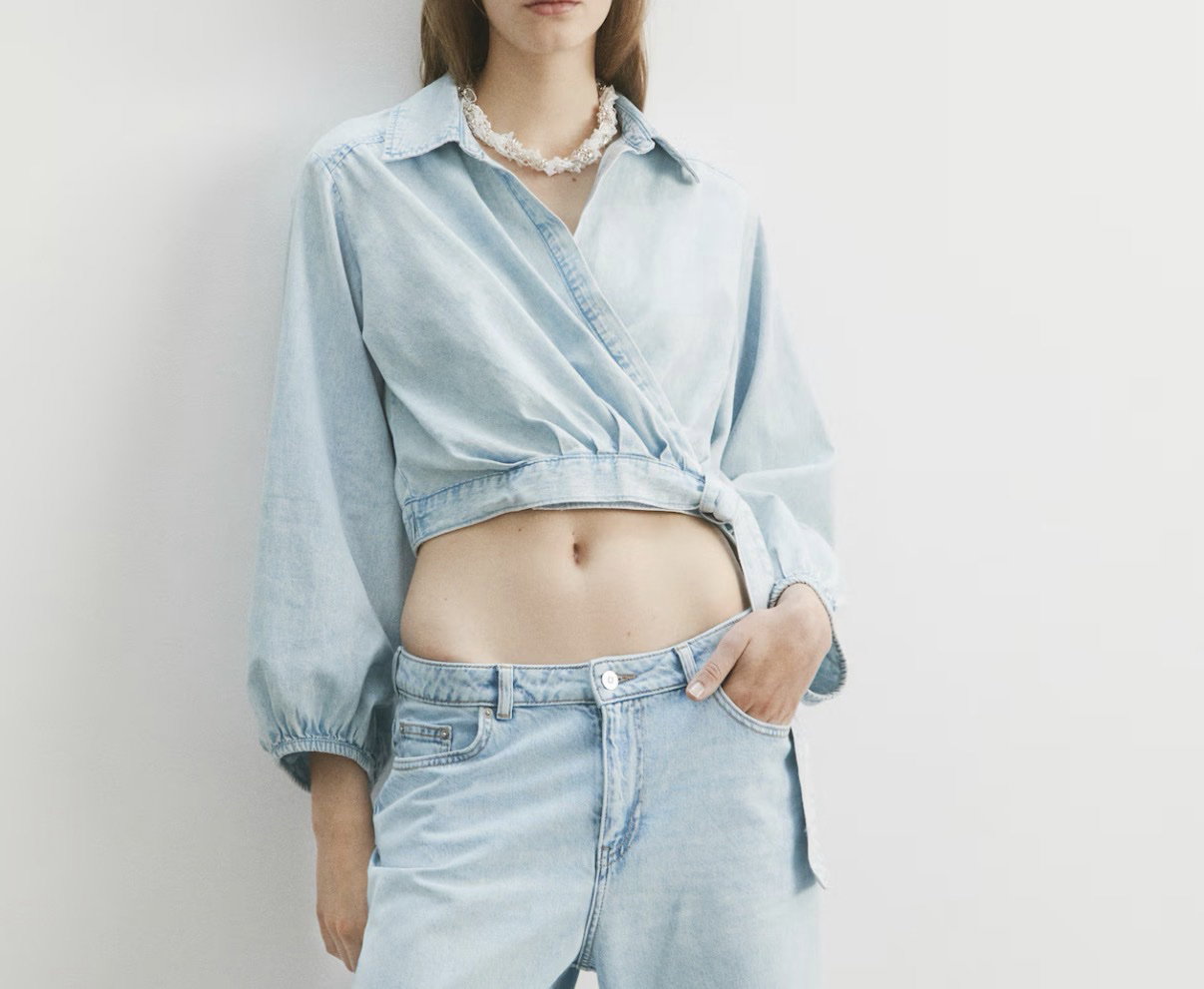 Blusa de Denim Rígido con Diseño Cruzado