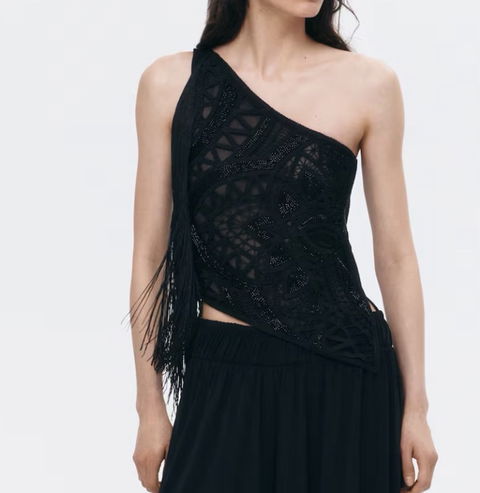 Top de un hombro H&M Edition con detalles en crochet y cuentas