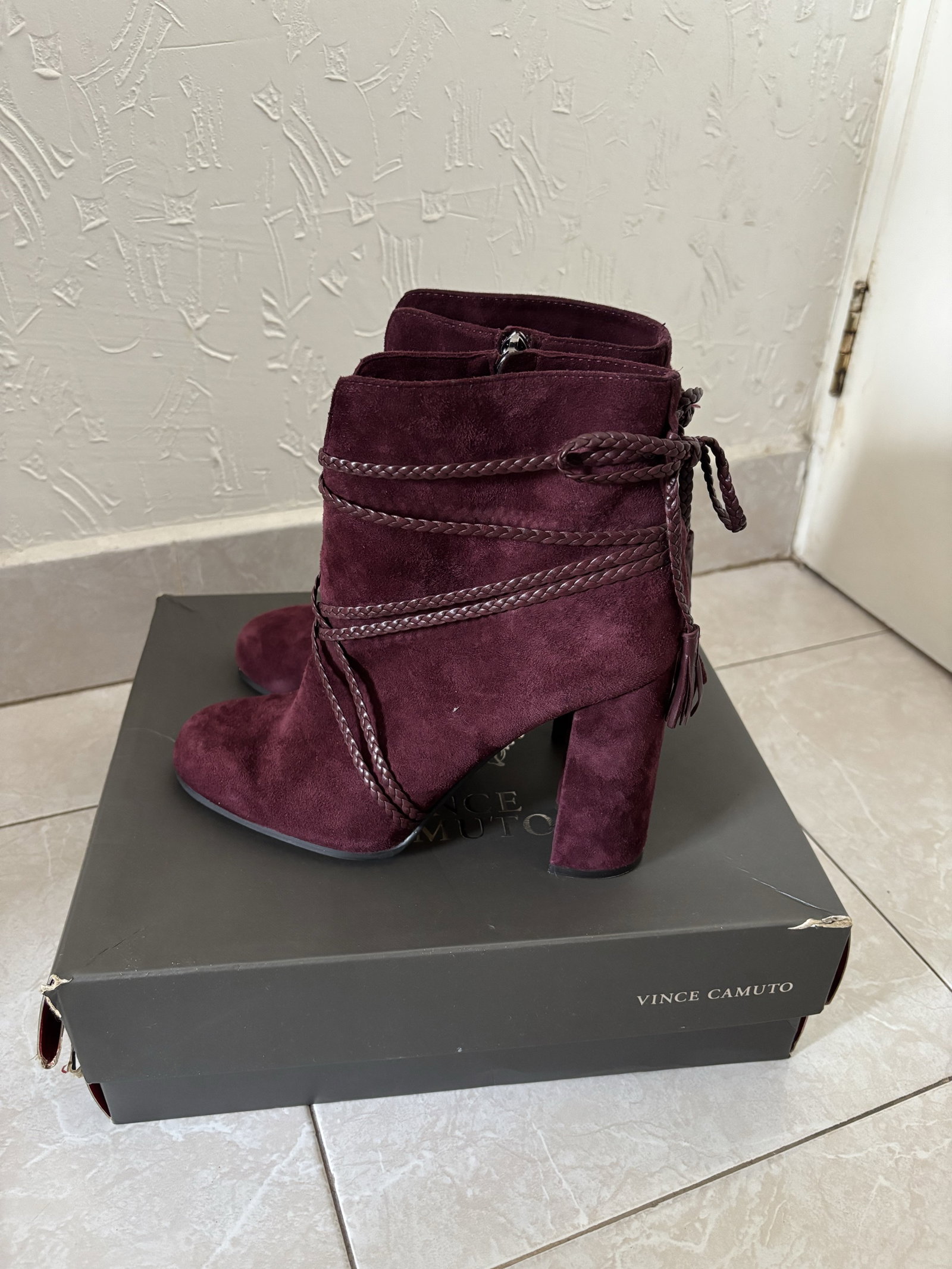 Botines Vince Camuto color vino de gamuza, talla 5MX