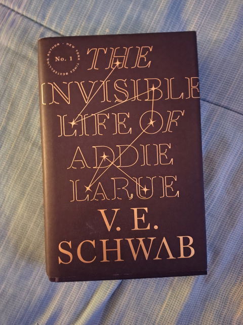 Libros en Inglés: 'The Invisible Life of Addie LaRue' y 'Red, White & Royal Blue'