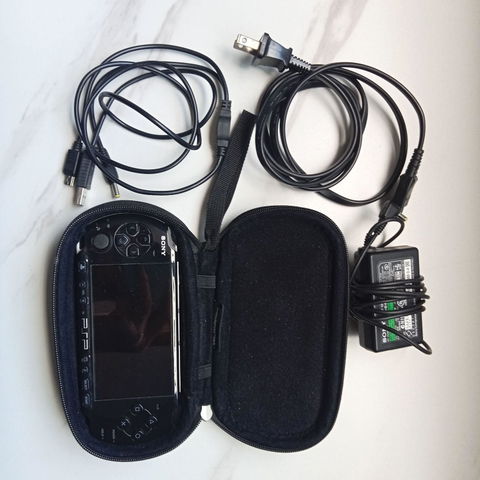 Consola portátil Sony PSP con accesorios