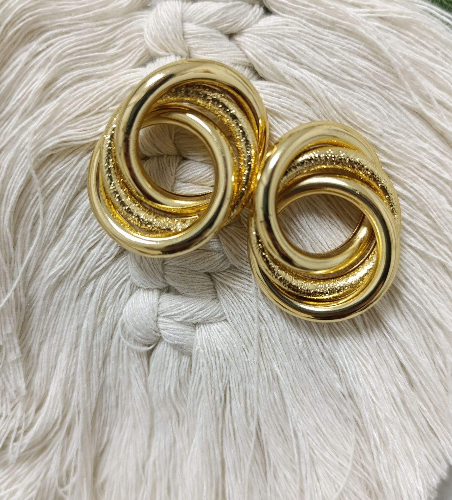 Aretes en oro laminado de círculos entrelazados