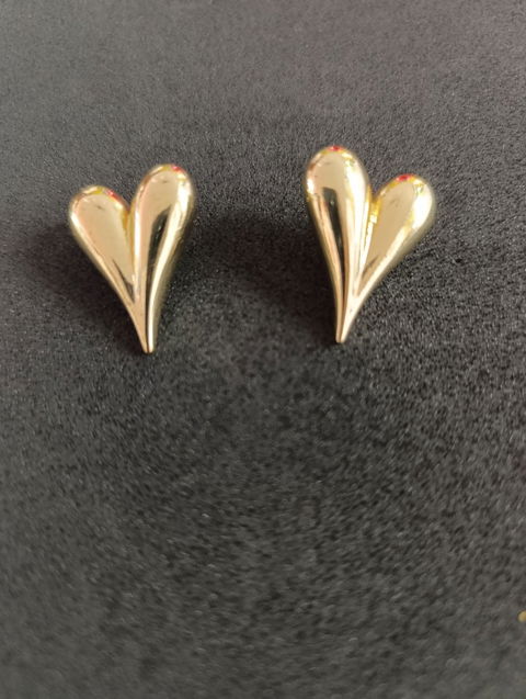 Aretes de corazón en oro laminado con poste mariposa