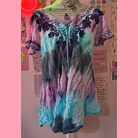 Blusa colorida con bordados