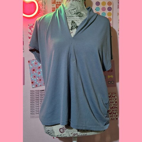 Blusa azul escote v