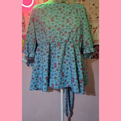 Blusa azul con flores